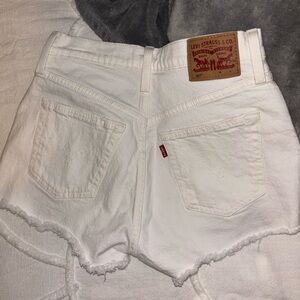 Women’s White Levi 501 Jean Shorts W25